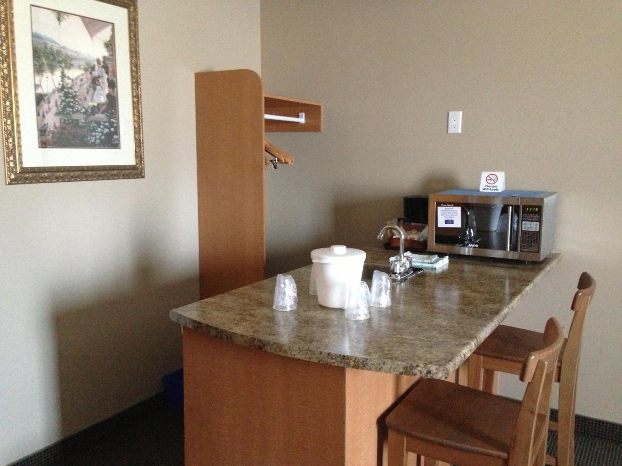 Petawawa River Inn&Suites Zewnętrze zdjęcie