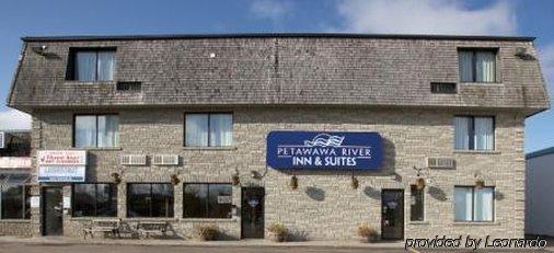 Petawawa River Inn&Suites Zewnętrze zdjęcie
